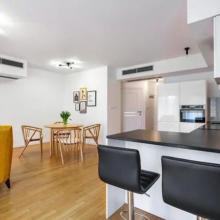 Appartamento Modern W. Parking By Tyzenhauz