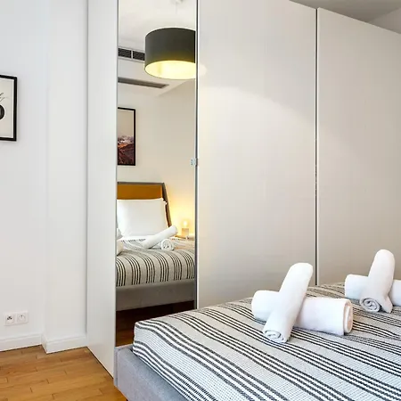 Modern W. Parking By Tyzenhauz Daire